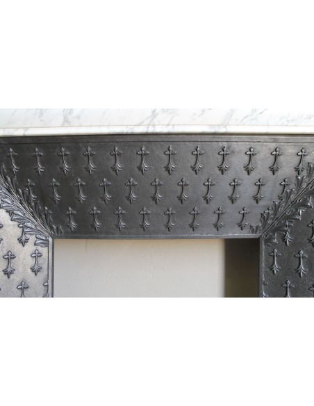 Camino antico "Boudin Haut" scolpito in marmo Calacatta bianco venato provvisto di controcuore in ghisa a "tapisserie".