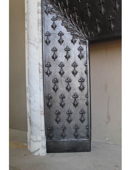 Camino antico "Boudin Haut" scolpito in marmo Calacatta bianco venato provvisto di controcuore in ghisa a "tapisserie".