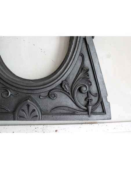 Caminetto Oeil de boeuf "Majorelle" in fusione di ghisa artistica. Questo camino è originale, autentico, ottocentesco.