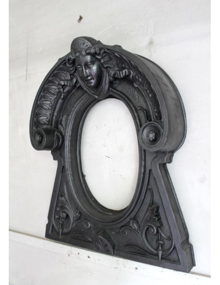 Caminetto Oeil de boeuf "Majorelle" in fusione di ghisa artistica. Questo camino è originale, autentico, ottocentesco.