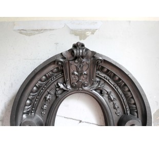 Cornice da camino d'epoca Art Nouveau firmata Majorelle in fusione di ghisa artistica. Un camino detto "Oeil de boeuf". 2