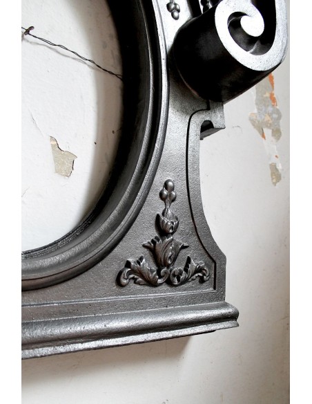 Cornice da camino d'epoca Art Nouveau firmata Majorelle in fusione di ghisa artistica. Un camino detto "Oeil de boeuf".