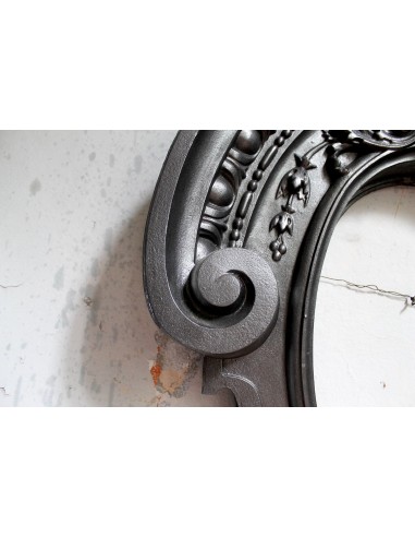 Cornice da camino d'epoca Art Nouveau firmata Majorelle in fusione di ghisa artistica. Un camino detto "Oeil de boeuf".