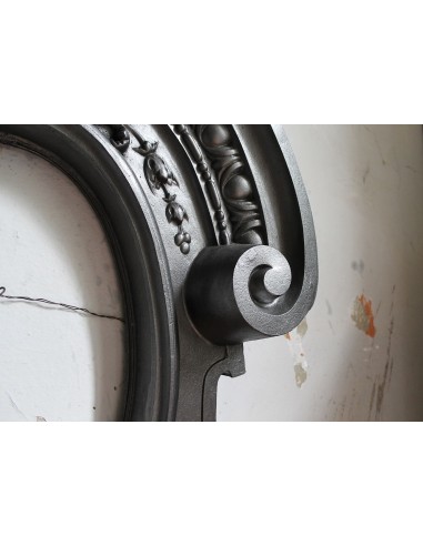 Cornice da camino d'epoca Art Nouveau firmata Majorelle in fusione di ghisa artistica. Un camino detto "Oeil de boeuf".