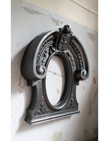 Cornice da camino d'epoca Art Nouveau firmata Majorelle in fusione di ghisa artistica. Un camino detto "Oeil de boeuf".