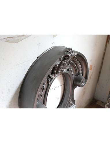 Cornice da camino d'epoca Art Nouveau firmata Majorelle in fusione di ghisa artistica. Un camino detto "Oeil de boeuf".