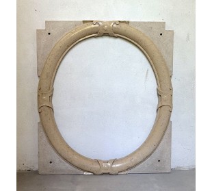 Cornice da caminetto antico, di stile Art Deco, scolpito in marmo. Questo camino in marmo è originalissimo in quanto è sospeso.