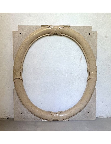 Cornice da caminetto antico, di stile Art Deco, scolpito in marmo. Questo camino in marmo è originalissimo in quanto è sospeso.