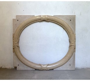 Cornice da caminetto antico, di stile Art Deco, scolpito in marmo. Questo camino in marmo è originalissimo in quanto è sospeso. 2