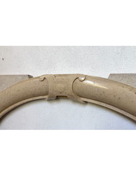 Cornice da caminetto antico, di stile Art Deco, scolpito in marmo. Questo camino in marmo è originalissimo in quanto è sospeso.