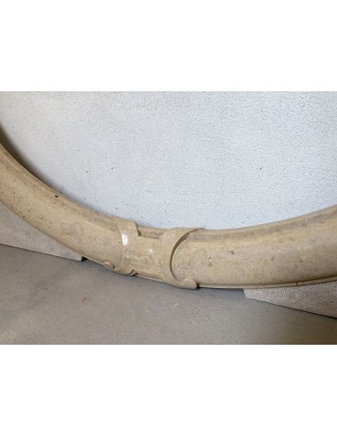 Cornice da caminetto antico, di stile Art Deco, scolpito in marmo. Questo camino in marmo è originalissimo in quanto è sospeso.