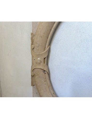 Cornice da caminetto antico, di stile Art Deco, scolpito in marmo. Questo camino in marmo è originalissimo in quanto è sospeso.