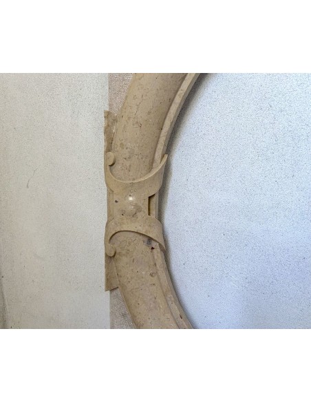 Cornice da caminetto antico, di stile Art Deco, scolpito in marmo. Questo camino in marmo è originalissimo in quanto è sospeso.