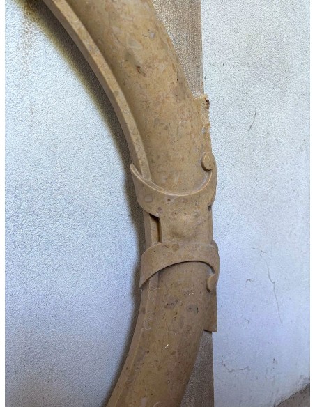 Cornice da caminetto antico, di stile Art Deco, scolpito in marmo. Questo camino in marmo è originalissimo in quanto è sospeso.