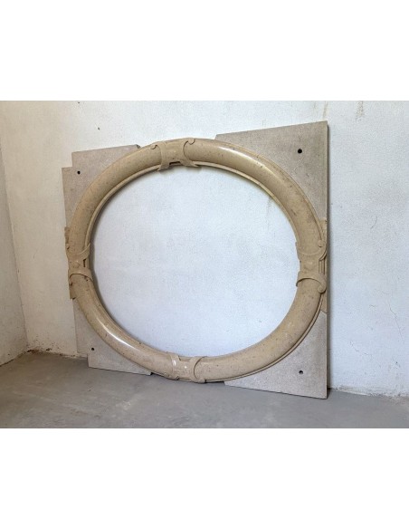 Cornice da caminetto antico, di stile Art Deco, scolpito in marmo. Questo camino in marmo è originalissimo in quanto è sospeso.