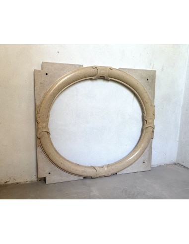 Cornice da caminetto antico, di stile Art Deco, scolpito in marmo. Questo camino in marmo è originalissimo in quanto è sospeso.