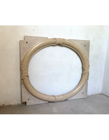 Cornice da caminetto antico, di stile Art Deco, scolpito in marmo. Questo camino in marmo è originalissimo in quanto è sospeso.