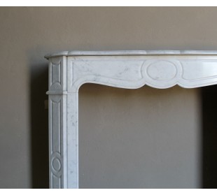 Cornice da camino scolpita in marmo bianco di Carrara. Questo caminetto è antico ed autentico, di stile Luigi XV. 2