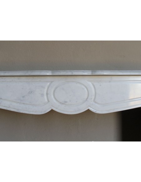 Cornice da camino scolpita in marmo bianco di Carrara. Questo caminetto è antico ed autentico, di stile Luigi XV.