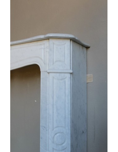 Cornice da camino scolpita in marmo bianco di Carrara. Questo caminetto è antico ed autentico, di stile Luigi XV.