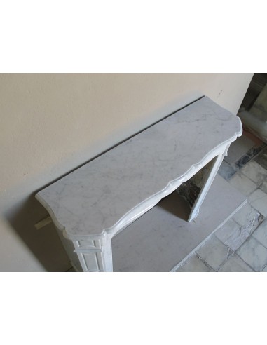 Cornice da camino scolpita in marmo bianco di Carrara. Questo caminetto è antico ed autentico, di stile Luigi XV.