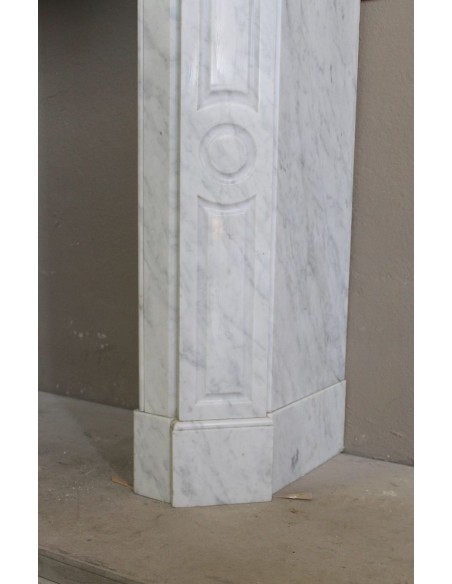 Camino barocco "Pompadour Plat" scolpito in marmo bianco di Carrara. Questo caminetto è piccolo, grazioso e proporzionato.