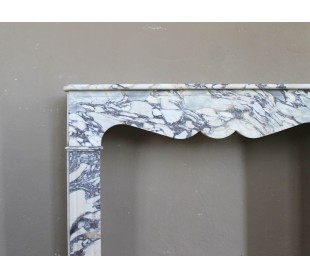 Caminetto Luigi XV "Pompadour Plat" in marmo Breccia Medicea (Vagli), con venature dal bianco all'azzurro, dal viola all'oro. 2