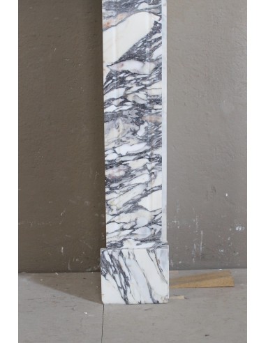 Caminetto Luigi XV "Pompadour Plat" in marmo Breccia Medicea (Vagli), con venature dal bianco all'azzurro, dal viola all'oro.