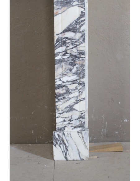 Caminetto Luigi XV "Pompadour Plat" in marmo Breccia Medicea (Vagli), con venature dal bianco all'azzurro, dal viola all'oro.