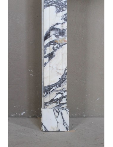 Caminetto Luigi XV "Pompadour Plat" in marmo Breccia Medicea (Vagli), con venature dal bianco all'azzurro, dal viola all'oro.