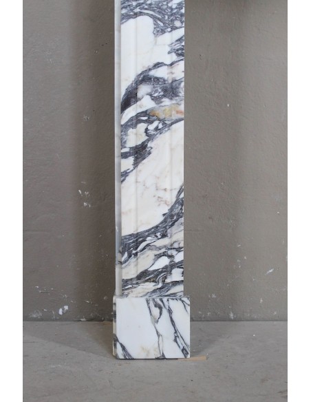 Caminetto Luigi XV "Pompadour Plat" in marmo Breccia Medicea (Vagli), con venature dal bianco all'azzurro, dal viola all'oro.