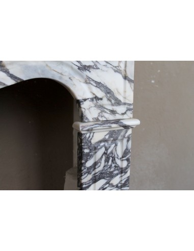 Caminetto Luigi XV "Pompadour Plat" in marmo Breccia Medicea (Vagli), con venature dal bianco all'azzurro, dal viola all'oro.