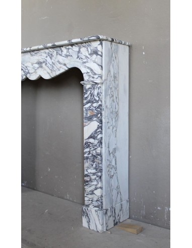 Caminetto Luigi XV "Pompadour Plat" in marmo Breccia Medicea (Vagli), con venature dal bianco all'azzurro, dal viola all'oro.