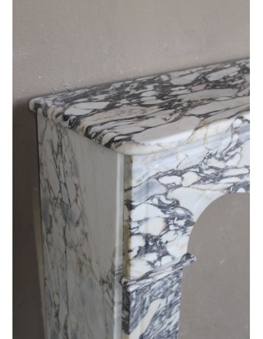 Caminetto Luigi XV "Pompadour Plat" in marmo Breccia Medicea (Vagli), con venature dal bianco all'azzurro, dal viola all'oro.