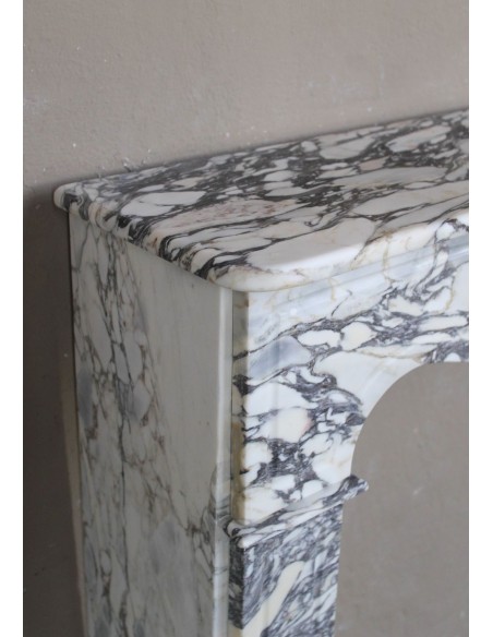 Caminetto Luigi XV "Pompadour Plat" in marmo Breccia Medicea (Vagli), con venature dal bianco all'azzurro, dal viola all'oro.