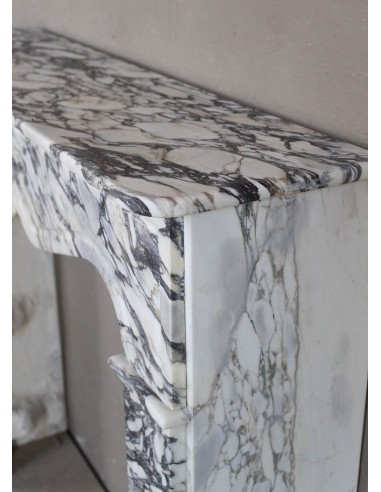 Caminetto Luigi XV "Pompadour Plat" in marmo Breccia Medicea (Vagli), con venature dal bianco all'azzurro, dal viola all'oro.