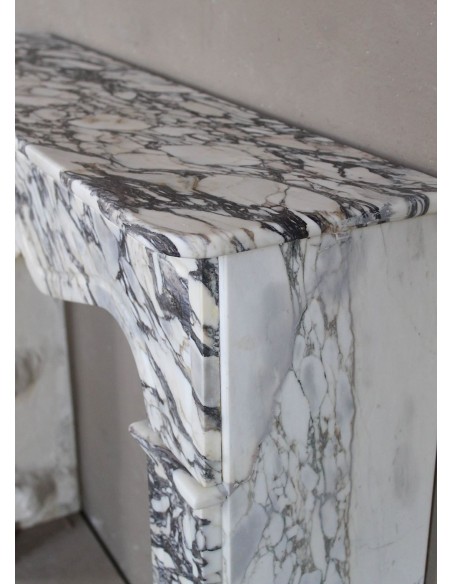 Caminetto Luigi XV "Pompadour Plat" in marmo Breccia Medicea (Vagli), con venature dal bianco all'azzurro, dal viola all'oro.