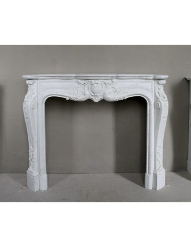 Camino antico in marmo bianco di stile barocco e d'epoca ottocentesca con decori floreali e sculture raffinate.