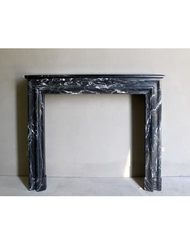 Camino antico "Boudin" in marmo Nero Marquinia, con venature bianche. Un camino elegante, contemporaneo e minimalista.