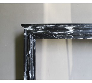 Cornice antica "Boudin" in marmo. Nero Marquinia con venature bianche. Questo camino ha linee pulite, sobrie, contemporanee. 2