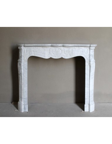 Camino antico Luigi XV "Pompadour" Pied Galbé in marmo bianco proposto a prezzo scontato, in offerta.