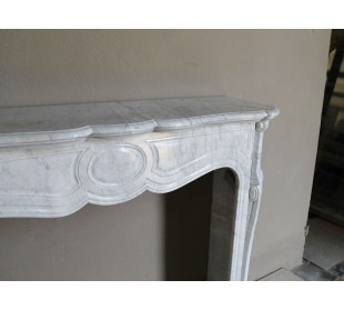 Camino antico Luigi XV "Pompadour" Pied Galbé in marmo bianco proposto a prezzo scontato, in offerta. 2