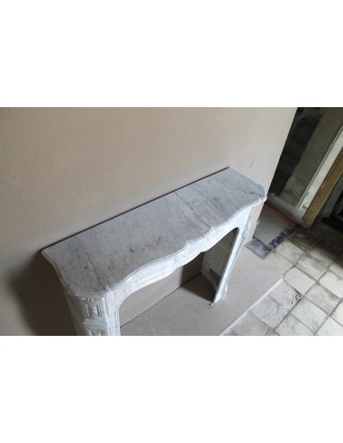 Camino antico Luigi XV "Pompadour" Pied Galbé in marmo bianco proposto a prezzo scontato, in offerta.