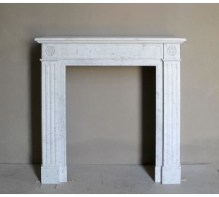 Cornice da camino antica, di stile neoclassico, scolpita in marmo bianco. Questo camino è eccezionale per la sua piccola misura.
