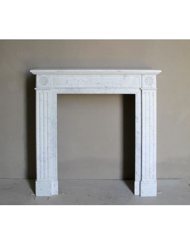 Cornice da camino antica, di stile neoclassico, scolpita in marmo bianco. Questo camino è eccezionale per la sua piccola misura.
