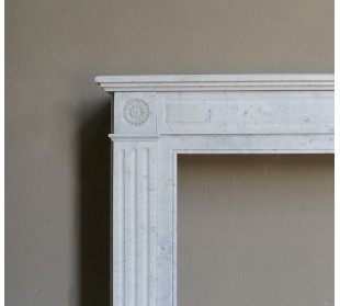 Cornice da camino antica, di stile neoclassico, scolpita in marmo bianco. Questo camino è eccezionale per la sua piccola misura. 2