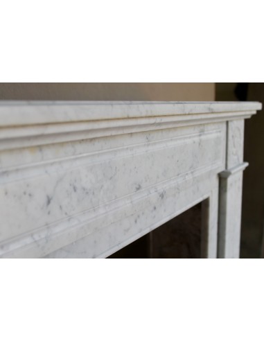 Cornice da camino antica, di stile neoclassico, scolpita in marmo bianco. Questo camino è eccezionale per la sua piccola misura.