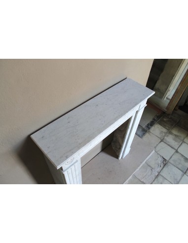Cornice da camino antica, di stile neoclassico, scolpita in marmo bianco. Questo camino è eccezionale per la sua piccola misura.