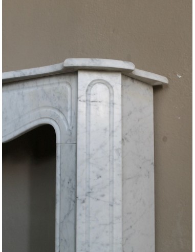 Camino antico in marmo bianco di stile Luigi XV, famiglia "Pompadour",  provvisto di pedana originale.