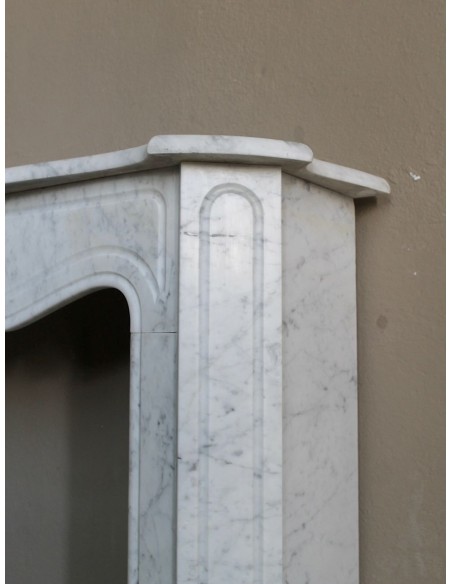 Camino antico in marmo bianco di stile Luigi XV, famiglia "Pompadour",  provvisto di pedana originale.